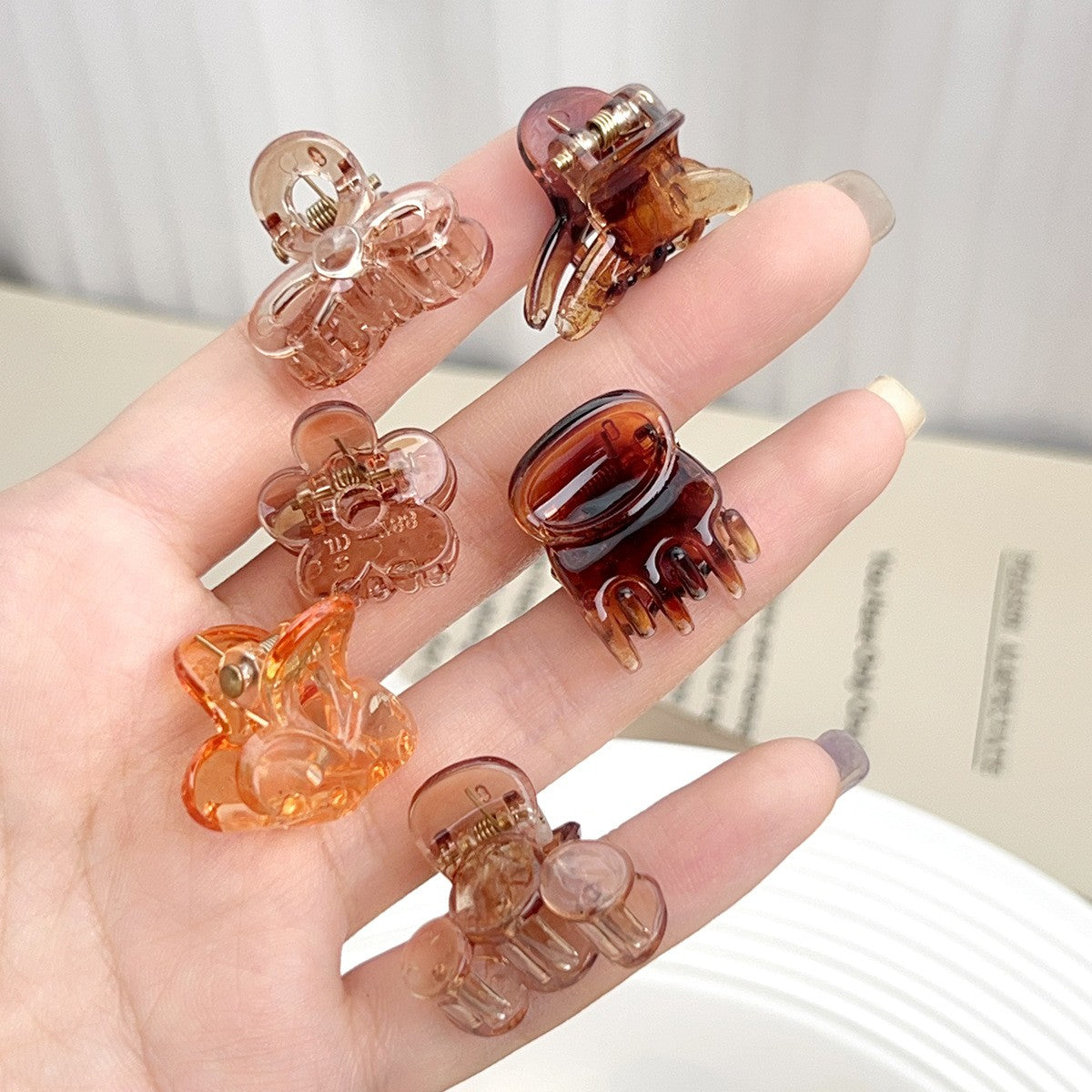 Modern Style Quadrilateral Hairpin For Women, Made Of Durable Plastic