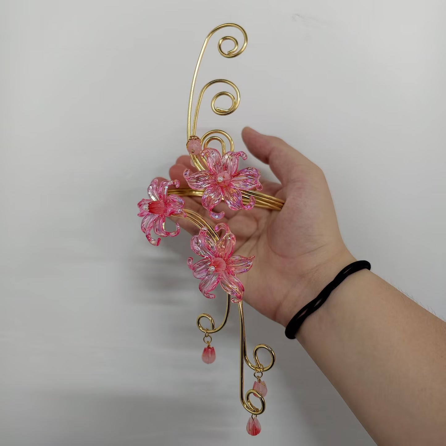 Handmade Bohemian Flowers Arm Bracelet For Women In Gold Iron With Acrylic Inlay
