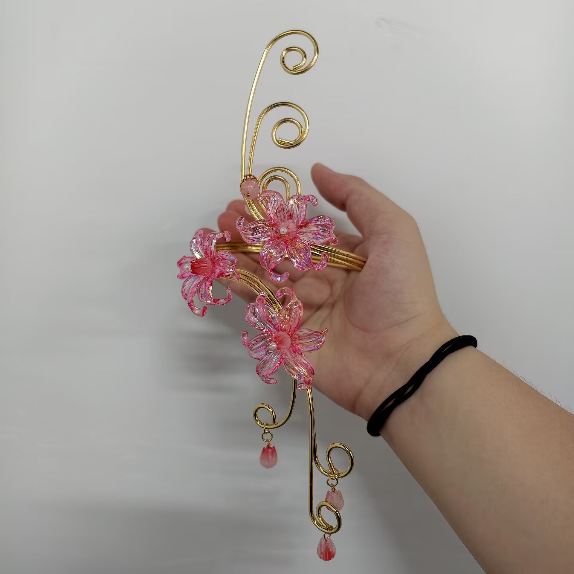 Handmade Bohemian Flowers Arm Bracelet For Women In Gold Iron With Acrylic Inlay