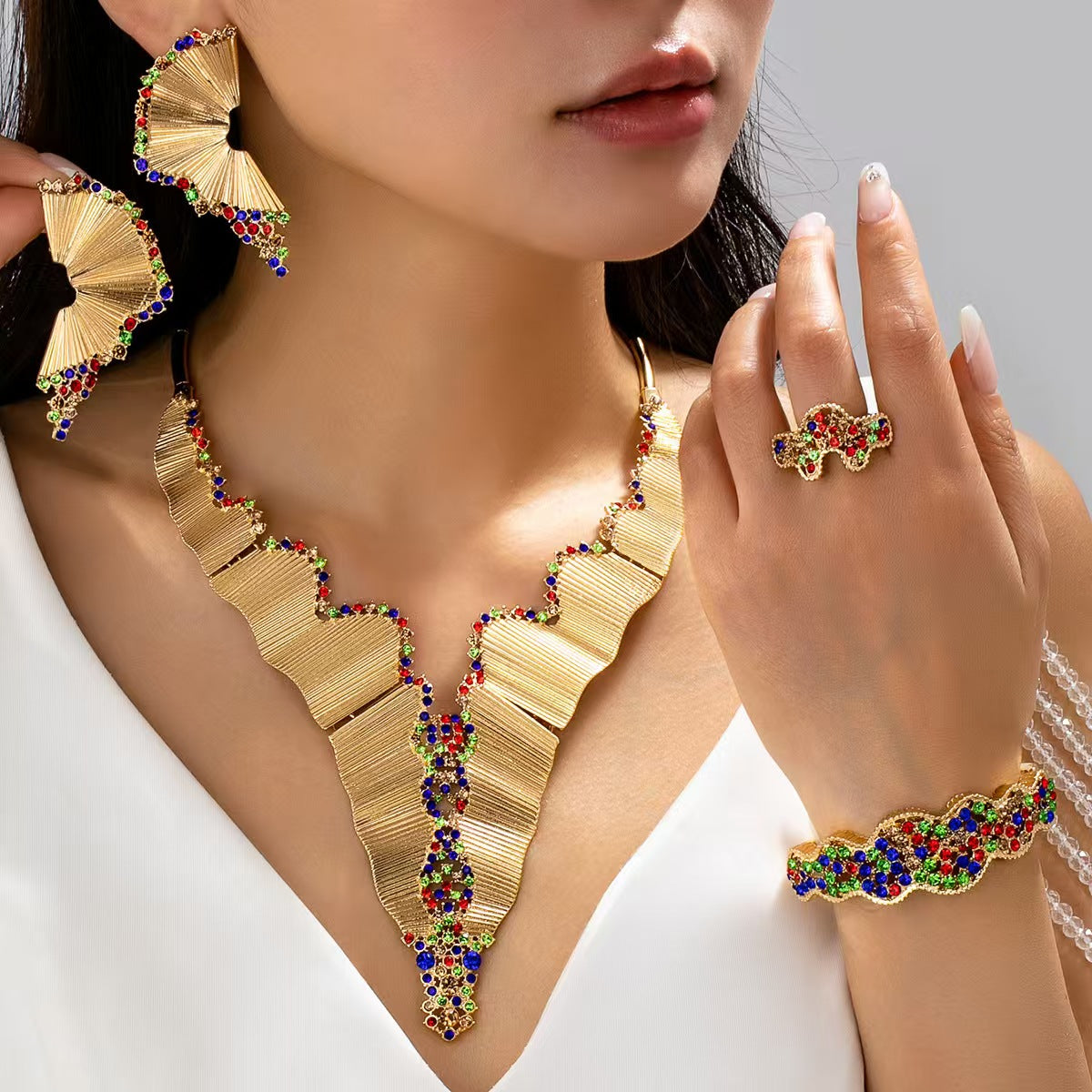 Luxurious Asymmetrical Flowers Necklace For Women With Handmade Zinc Alloy Chain And Rhinestone Inlay