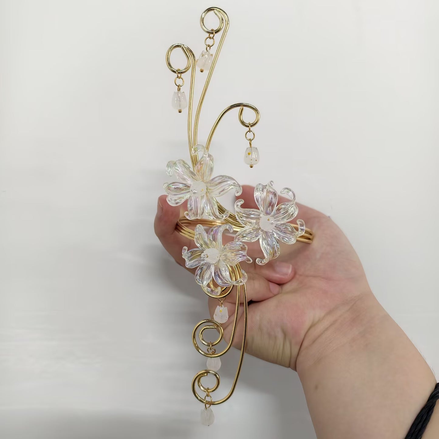Handmade Bohemian Flowers Arm Bracelet For Women In Gold Iron With Acrylic Inlay