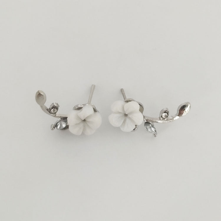 Sweet Silver Shell Stud Earrings In Alloy Featuring Zircon Inlay For A Delicate And Elegant Look