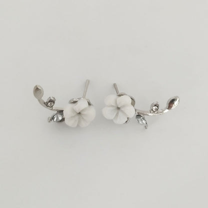 Sweet Silver Shell Stud Earrings In Alloy Featuring Zircon Inlay For A Delicate And Elegant Look