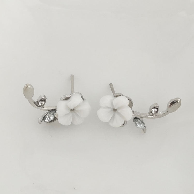 Sweet Silver Shell Stud Earrings In Alloy Featuring Zircon Inlay For A Delicate And Elegant Look