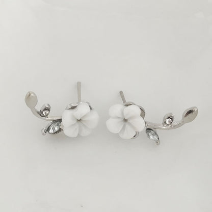 Sweet Silver Shell Stud Earrings In Alloy Featuring Zircon Inlay For A Delicate And Elegant Look