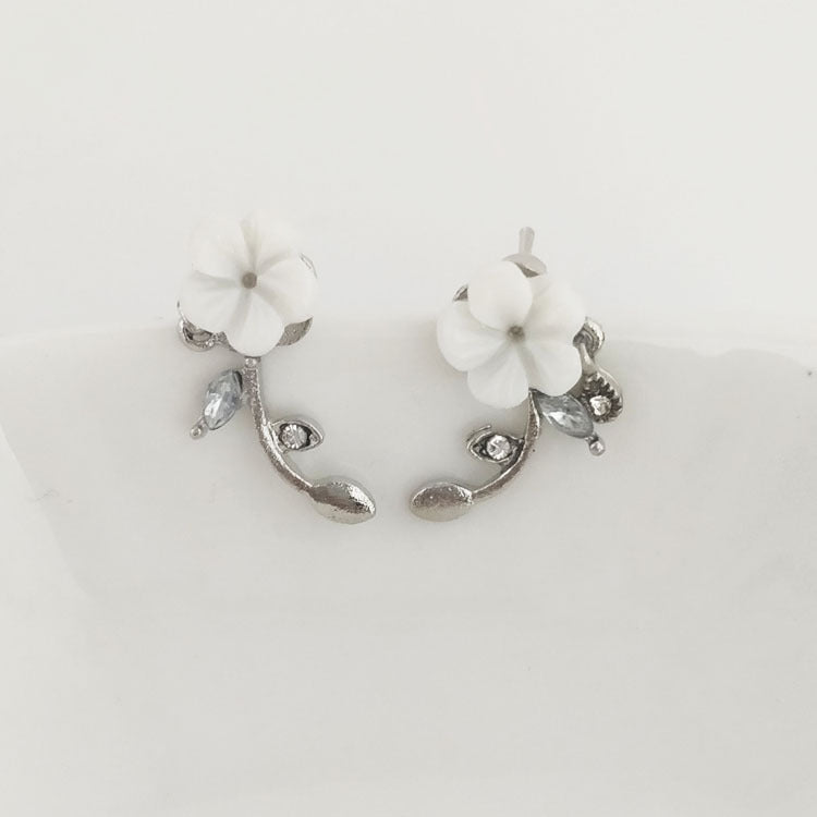 Sweet Silver Shell Stud Earrings In Alloy Featuring Zircon Inlay For A Delicate And Elegant Look