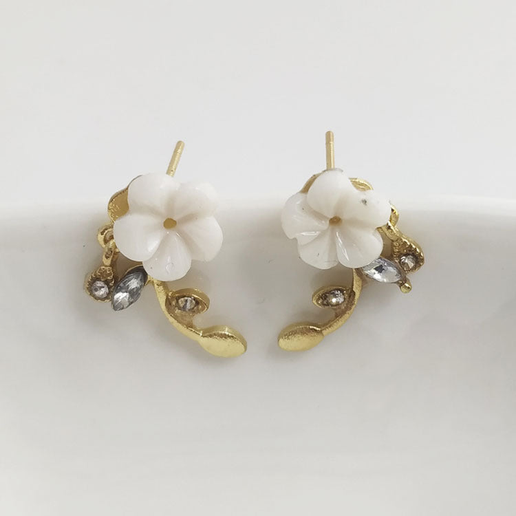 Sweet Silver Shell Stud Earrings In Alloy Featuring Zircon Inlay For A Delicate And Elegant Look
