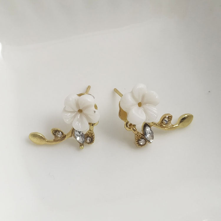 Sweet Silver Shell Stud Earrings In Alloy Featuring Zircon Inlay For A Delicate And Elegant Look