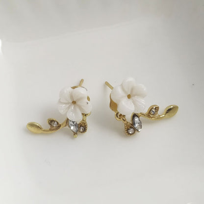 Sweet Silver Shell Stud Earrings In Alloy Featuring Zircon Inlay For A Delicate And Elegant Look