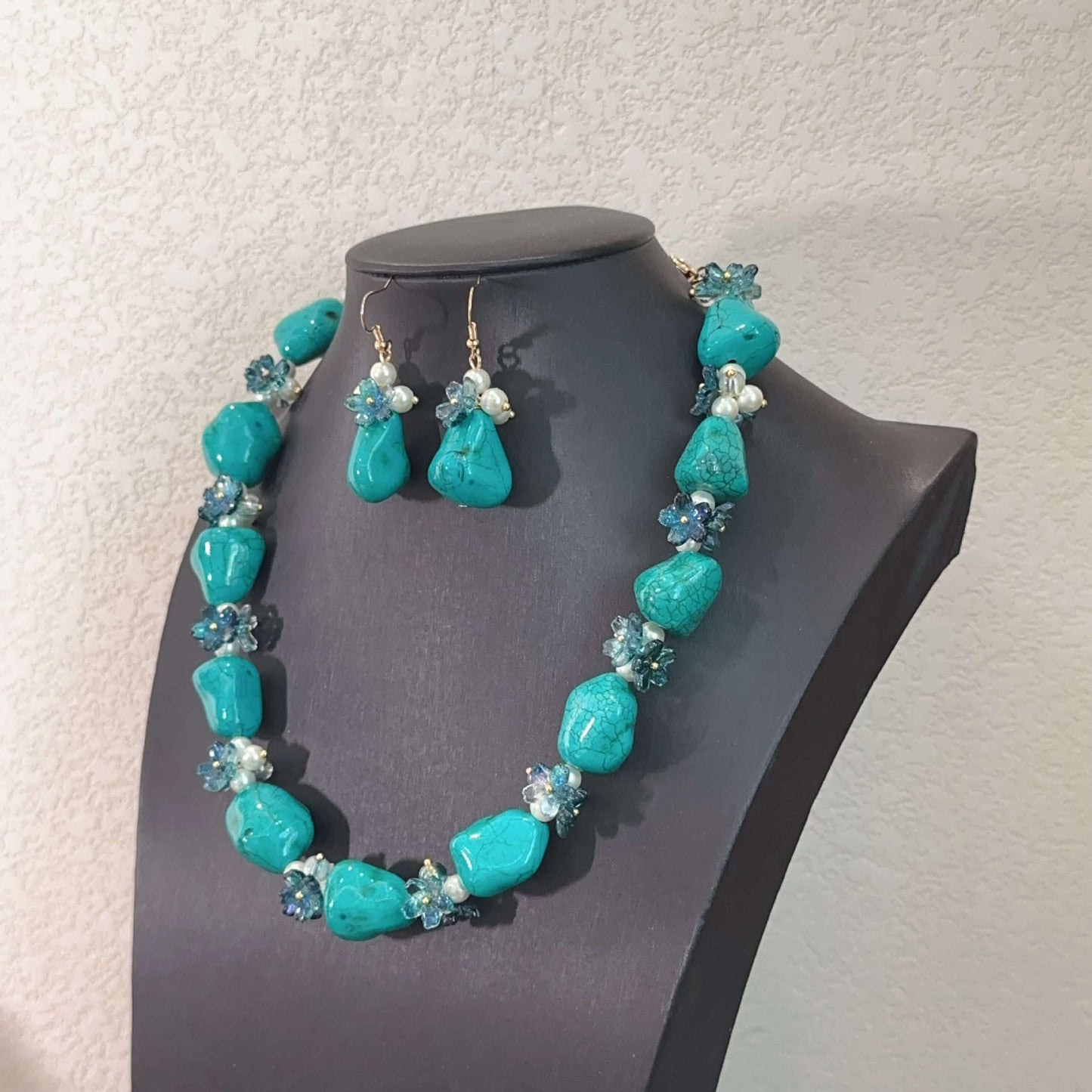 Bohemian Geometric Pendant Necklace For Women Featuring Natural Stone Pendant And Alloy Chain With Asymmetrical Design
