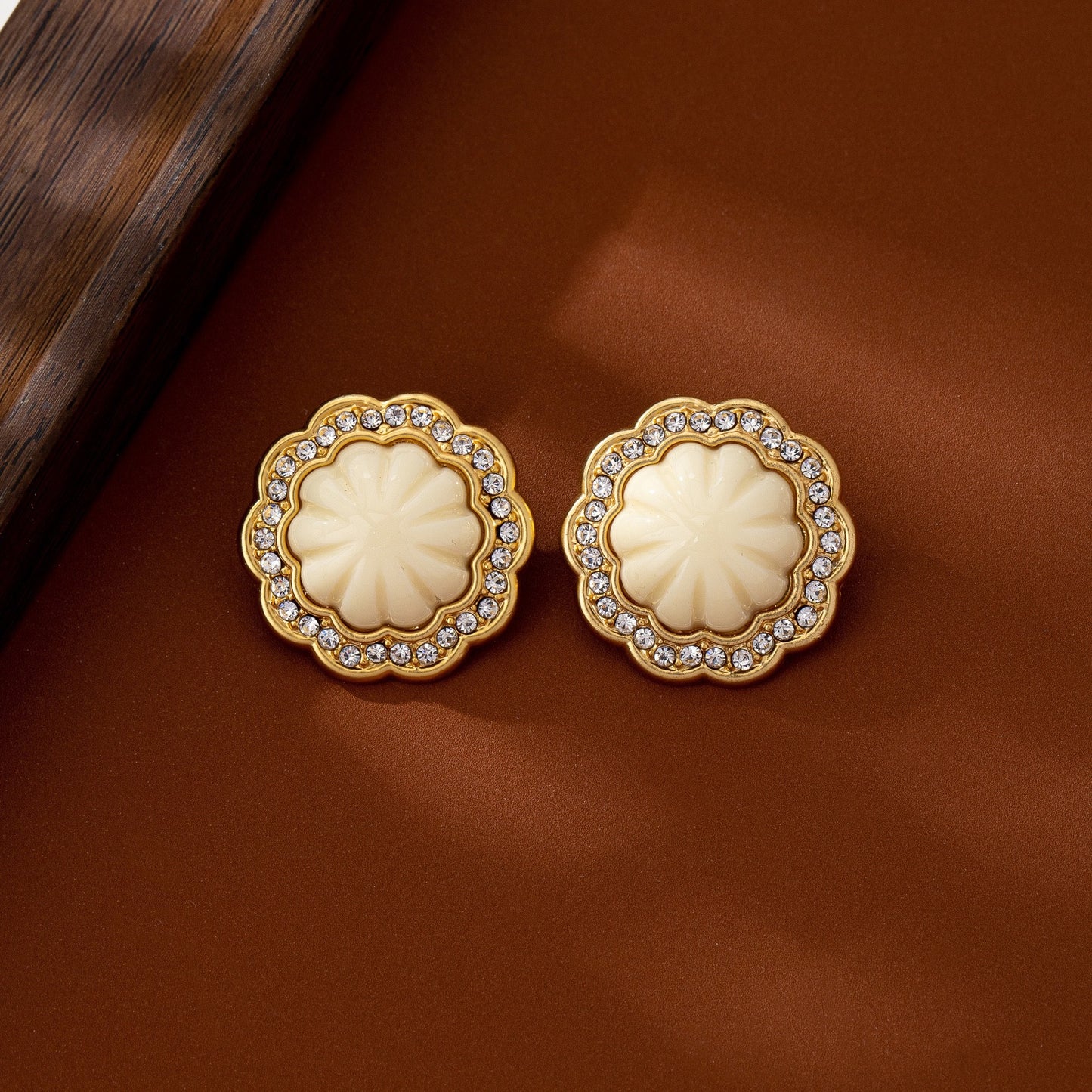 Retro Flowers Stud Earrings For Women With 925 Sterling Silver Posts And Zircon Inlay In Zinc Alloy