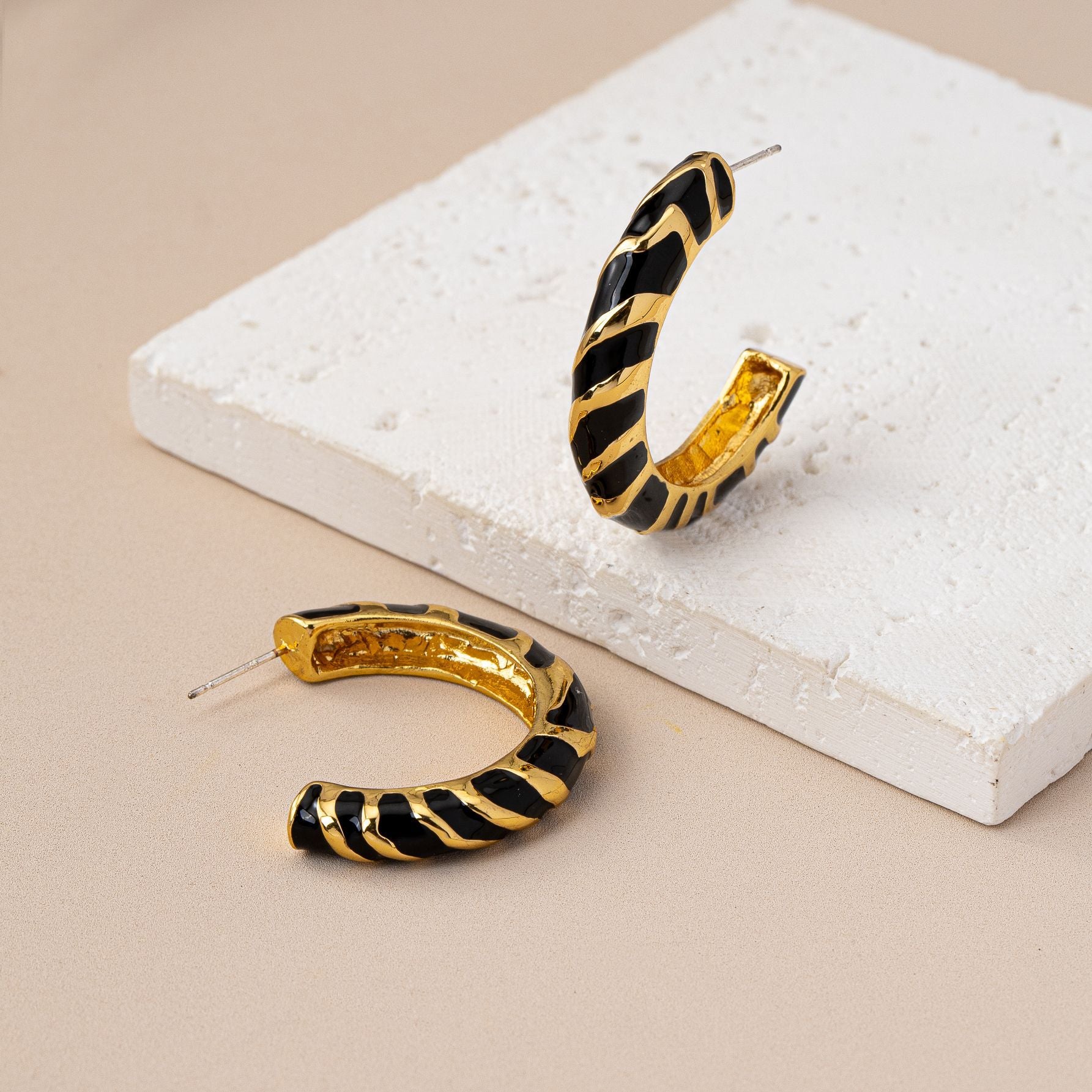 Retro Zinc Alloy Enamel Leaf Hoop Earrings In Dyed Black, Stylish Clip-On Design