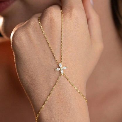 Lucky Heart Gold Alloy Bracelet For Women With Rhinestone Inlay, Elegant And Stylish Jewelry Accessory