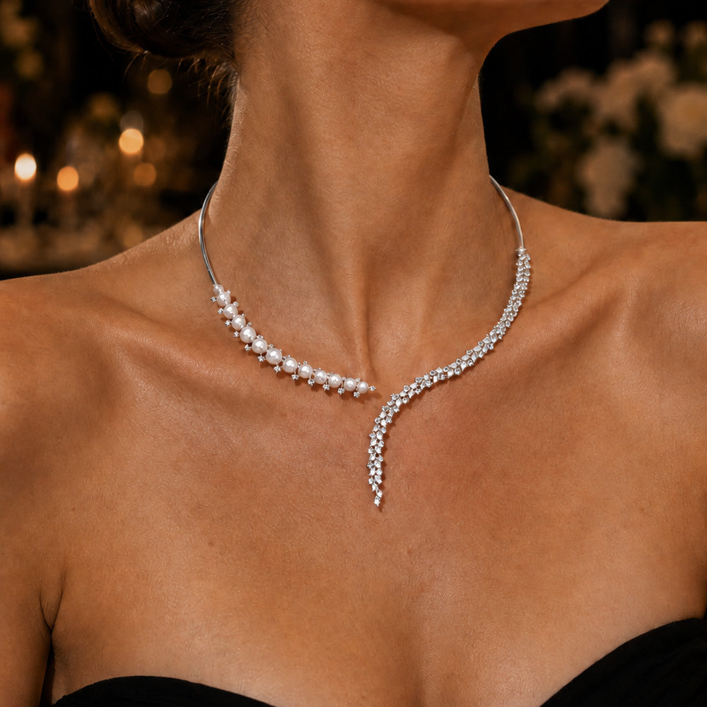 Rhombus Alloy Choker For Women With Rhinestones Pendant In Silver