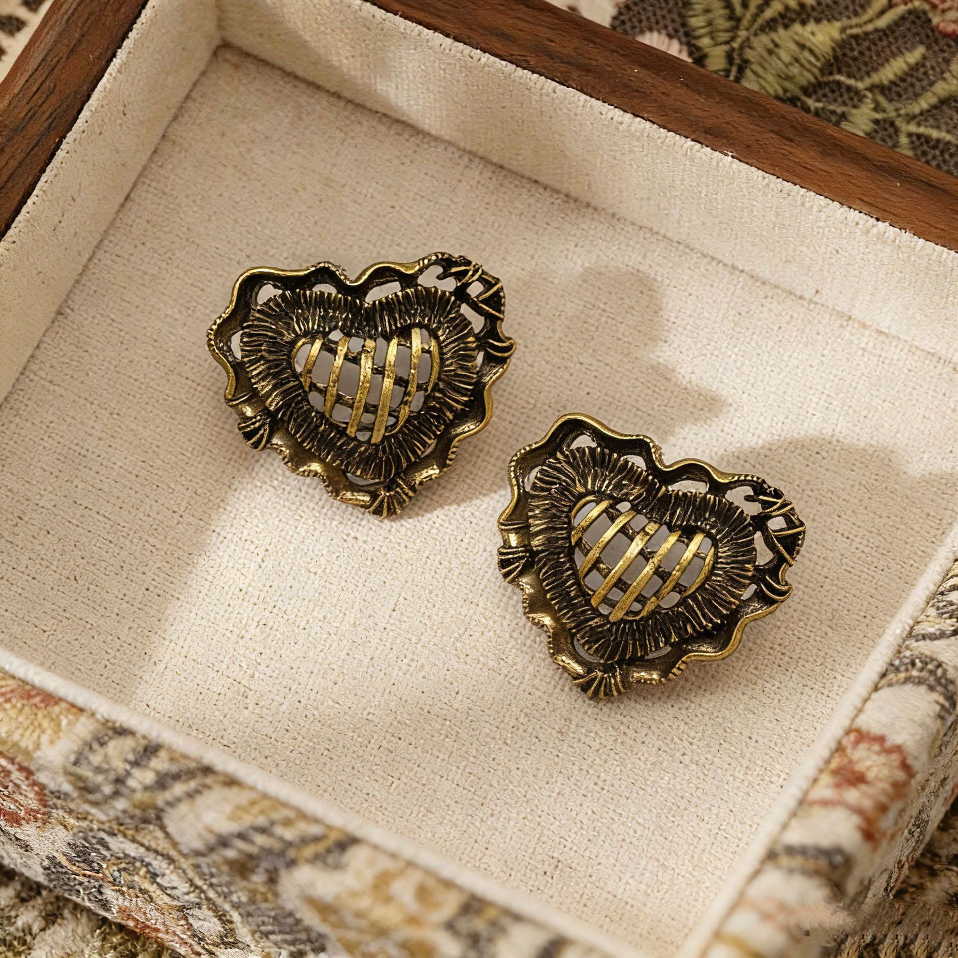 Heart Shape Stud Earrings For Unisex Featuring Electroplated Zinc Alloy With 925 Sterling Silver Posts In Retro Style