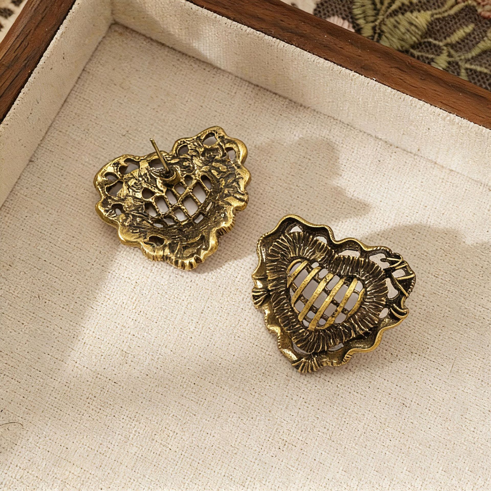 Heart Shape Stud Earrings For Unisex Featuring Electroplated Zinc Alloy With 925 Sterling Silver Posts In Retro Style