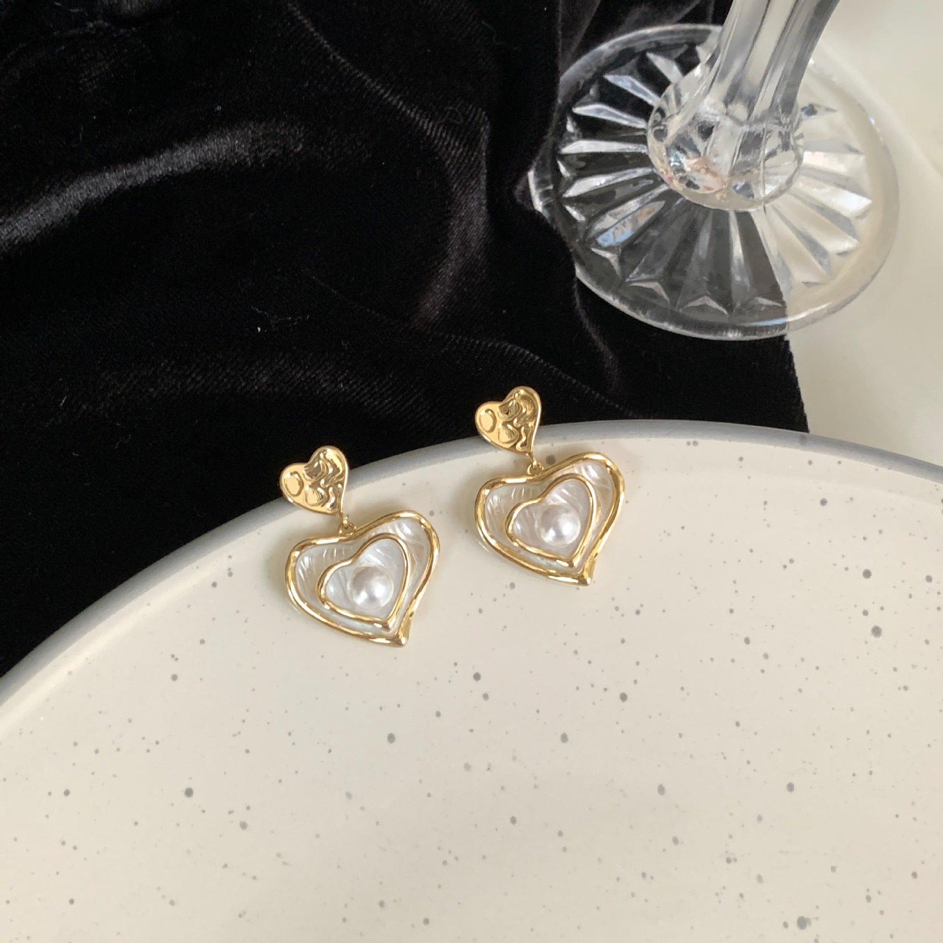 Retro Heart Shape Stud Earrings For Women With Alloy Posts And Artificial Pearl Inlay