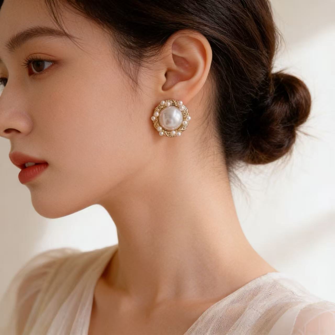 Sweet Round Stud Earrings In Alloy With Electroplated Finish And 925 Sterling Silver Ear Pins