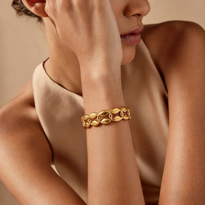 Simple Style Circle Bangle In Gold Electroplated Titanium Steel