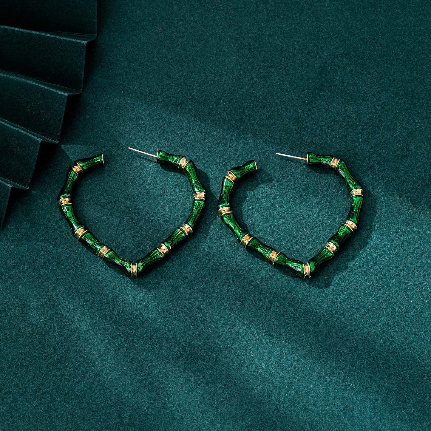 Retro Heart Shape Stud Earrings In Alloy With Silver Plated Electroplated Finish, 925 Sterling Silver Posts, And Enamel Craftsmanship