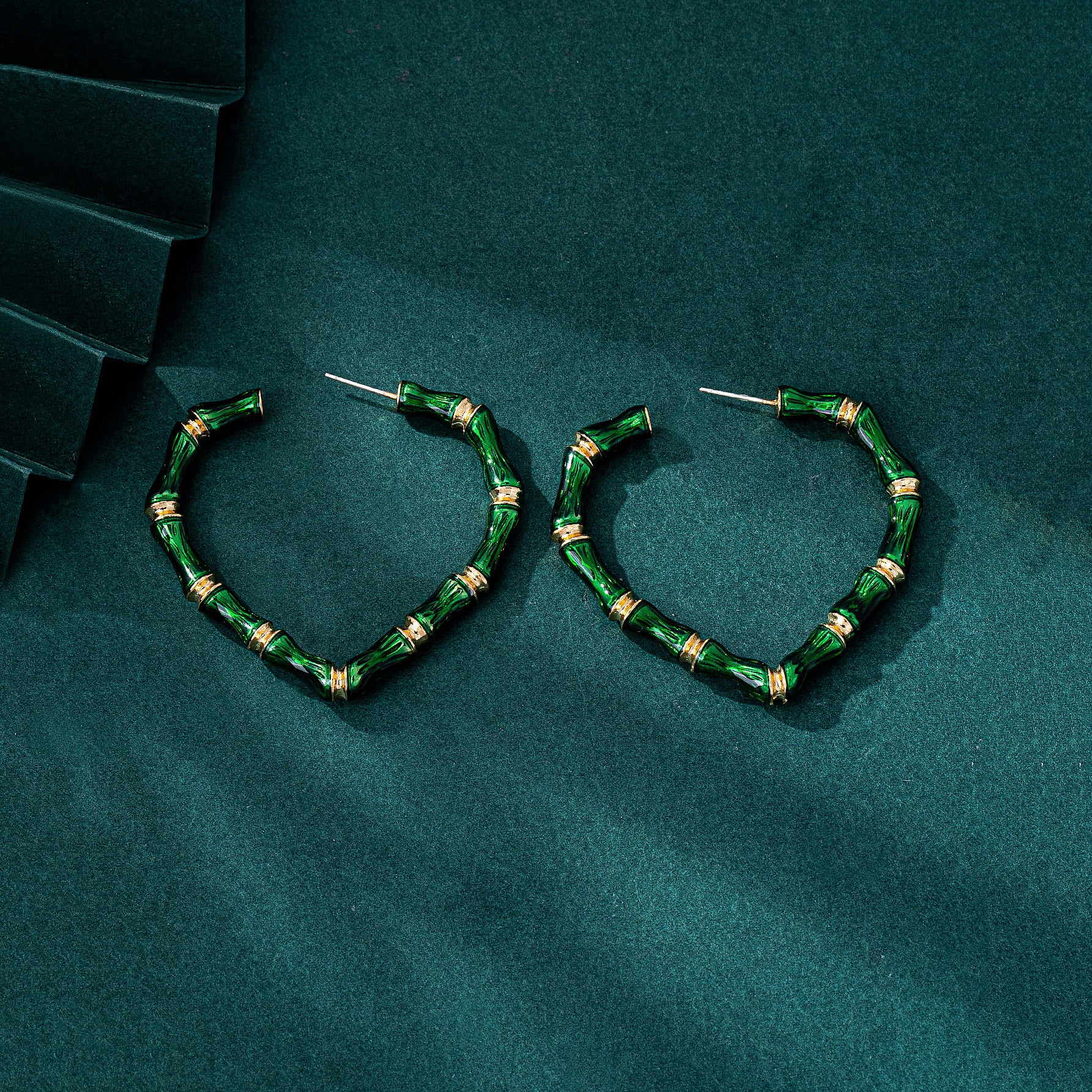 Retro Heart Shape Stud Earrings In Alloy With Silver Plated Electroplated Finish, 925 Sterling Silver Posts, And Enamel Craftsmanship