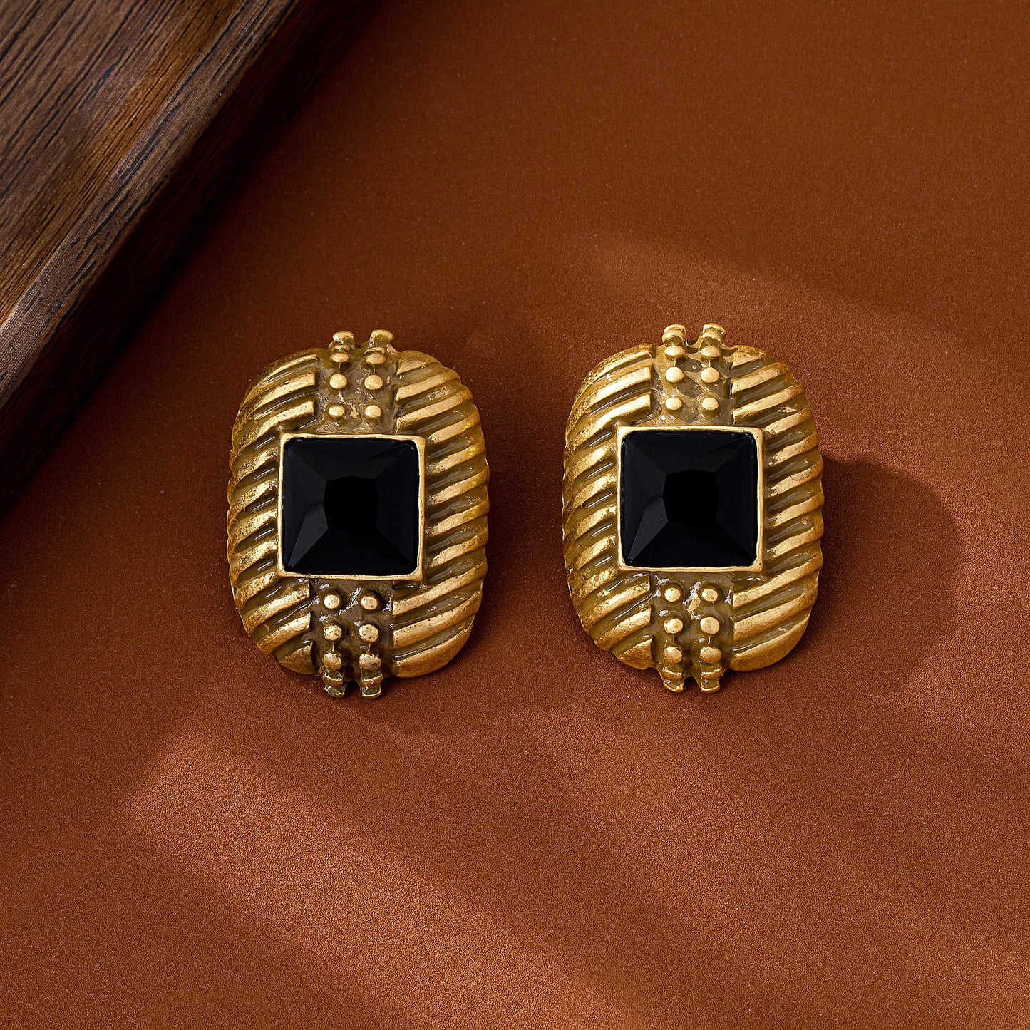 Water Droplets Stud Earrings For Unisex Featuring Dyed Black Zinc Alloy With Electroplated Finish And 925 Sterling Silver Ear Pins