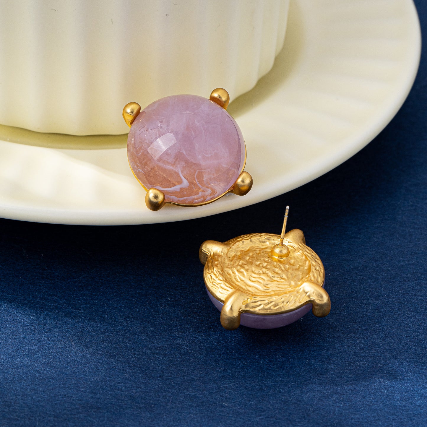 Round Stud Earrings For Unisex Featuring Resin Ear Pins In Retro Style Made Of Zinc Alloy