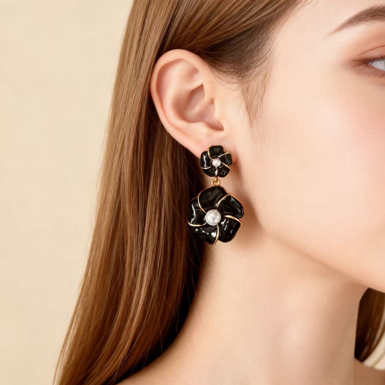 Unisex Flowers Stud Earrings For Everyday Wear Featuring Dyed Black Enamel And 925 Sterling Silver Alloy Posts