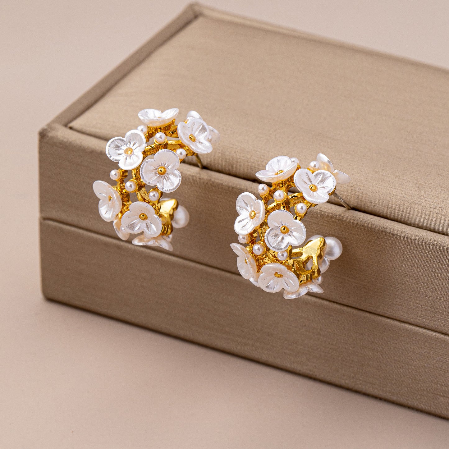 White Flower Stud Earrings For Unisex Featuring Alloy And Shell Inlay With 925 Sterling Silver Posts