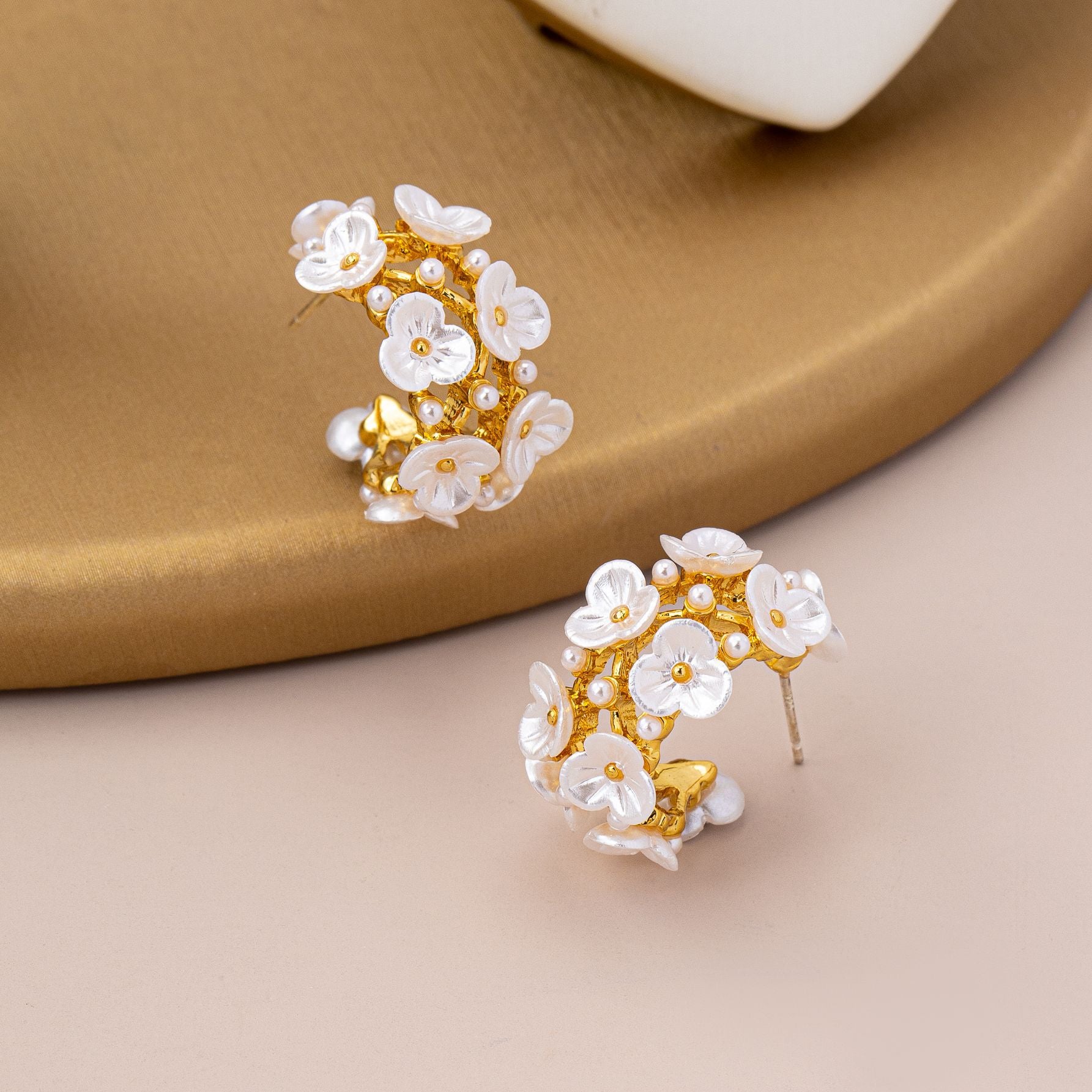 White Flower Stud Earrings For Unisex Featuring Alloy And Shell Inlay With 925 Sterling Silver Posts