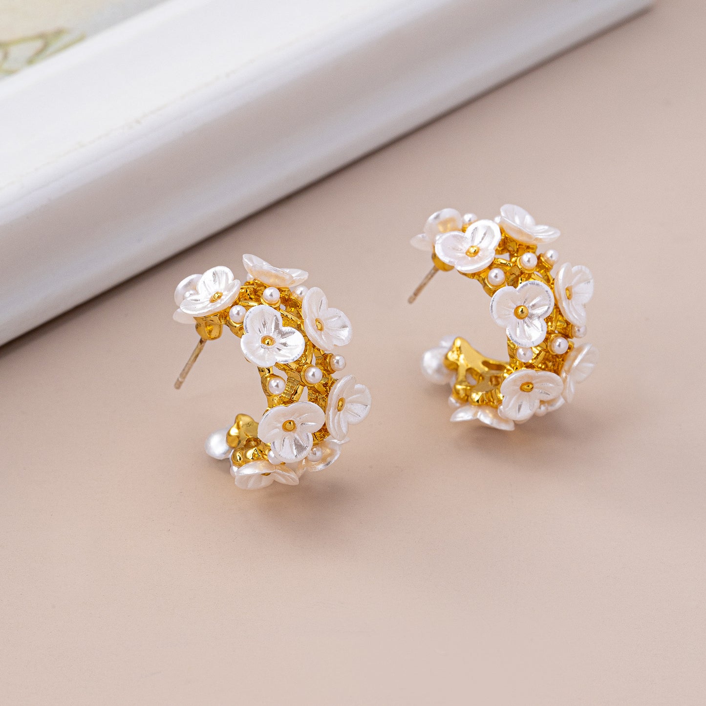 White Flower Stud Earrings For Unisex Featuring Alloy And Shell Inlay With 925 Sterling Silver Posts