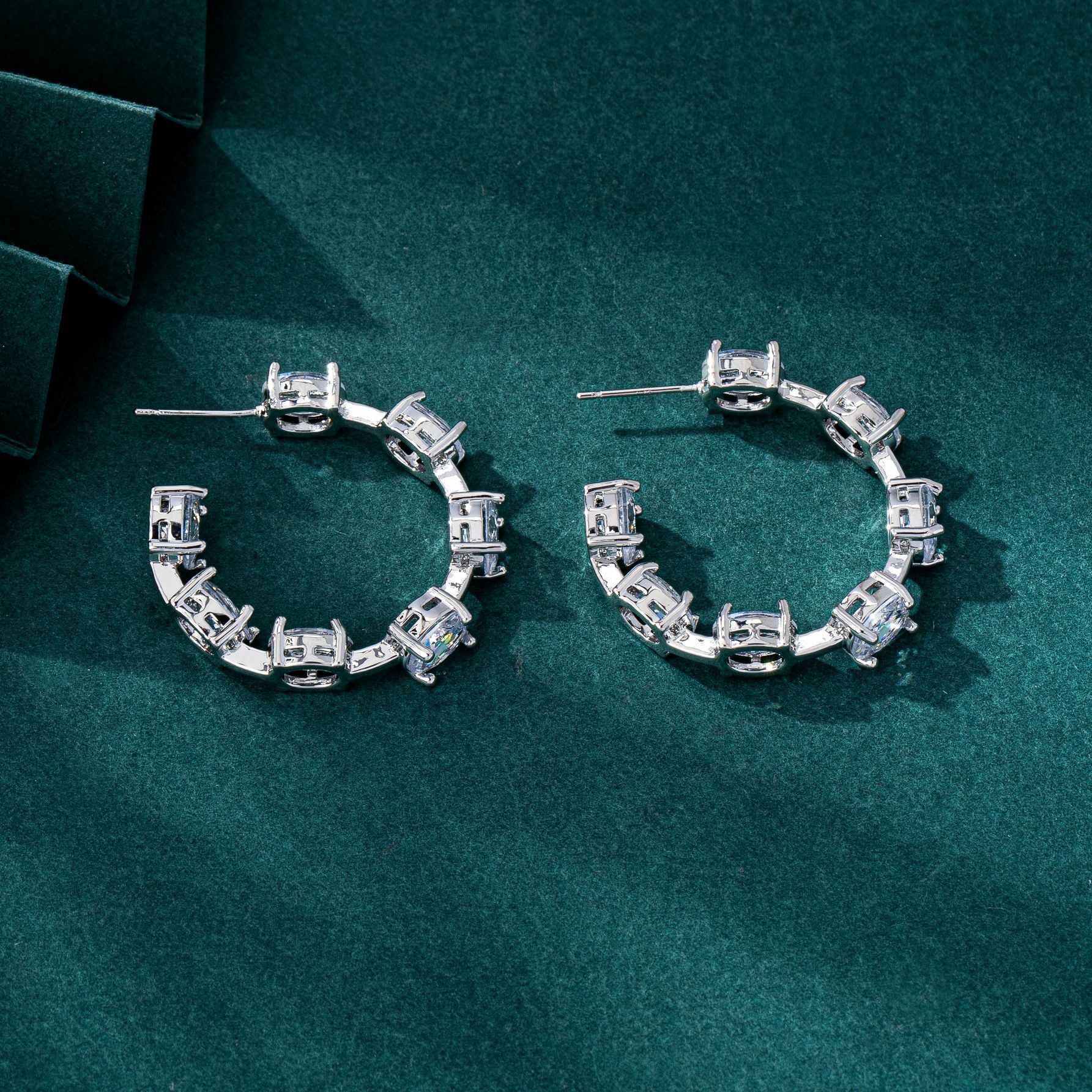 Circle Earrings For Unisex Featuring Zinc Alloy With Zircon Inlay And 925 Sterling Silver Studs In Silver