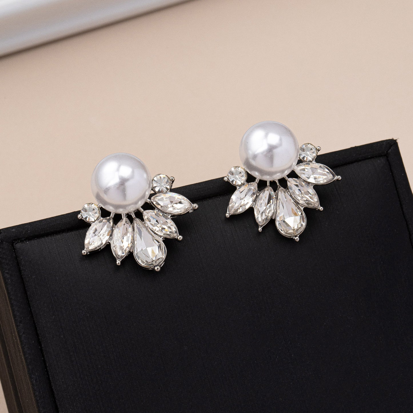 Retro Flowers Tassel Earrings For Women With Zinc Alloy Ear Pins And Artificial Pearl Inlay, Clip-On Style