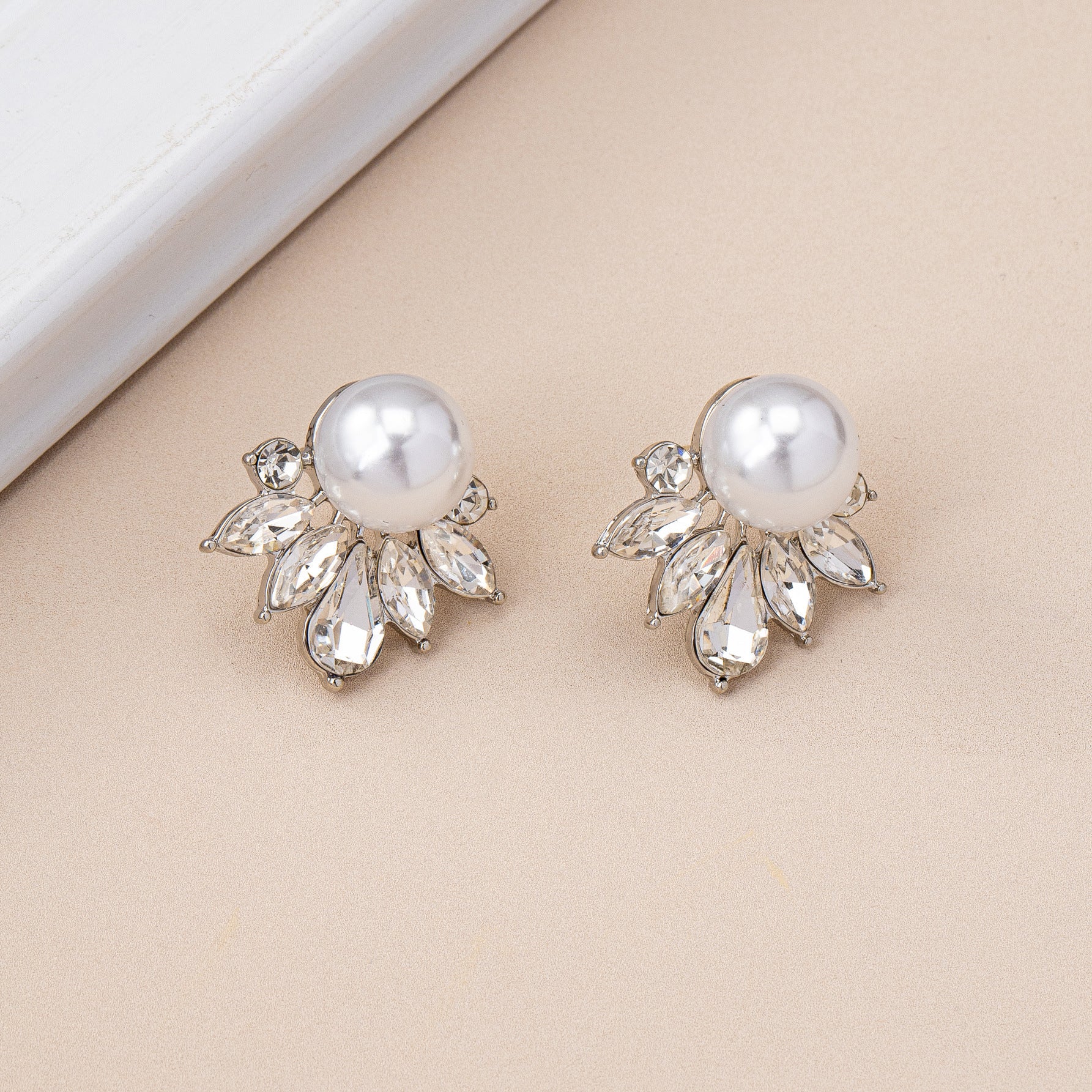 Retro Flowers Tassel Earrings For Women With Zinc Alloy Ear Pins And Artificial Pearl Inlay, Clip-On Style