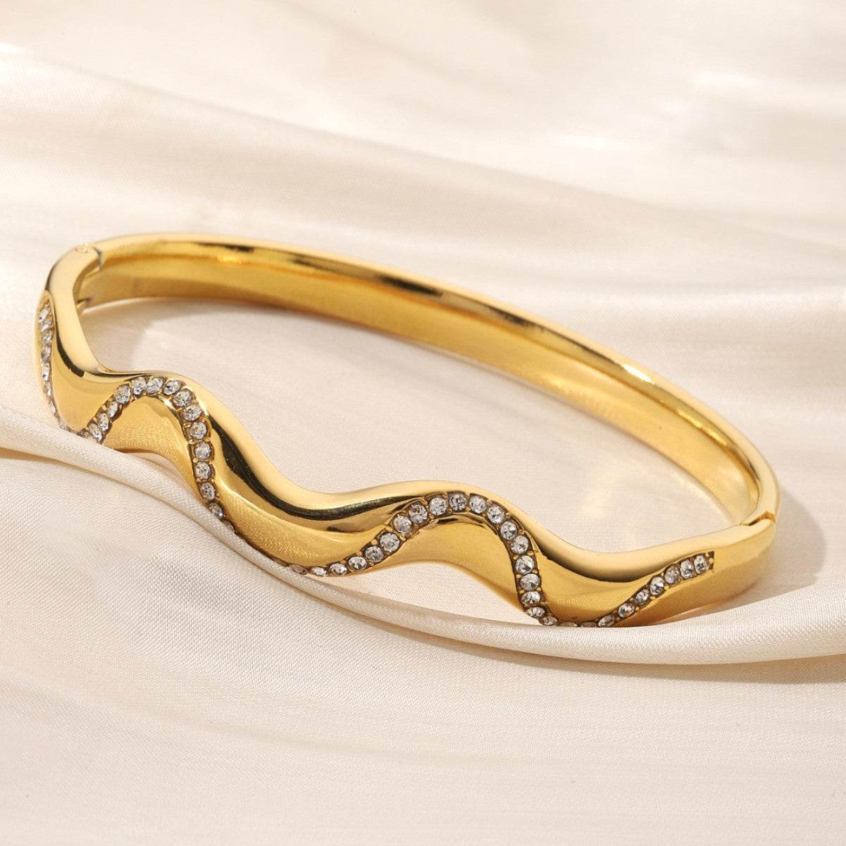 Waves Simple Style Bangle With Rhinestone Inlay, Electroplated Titanium Steel Jewelry