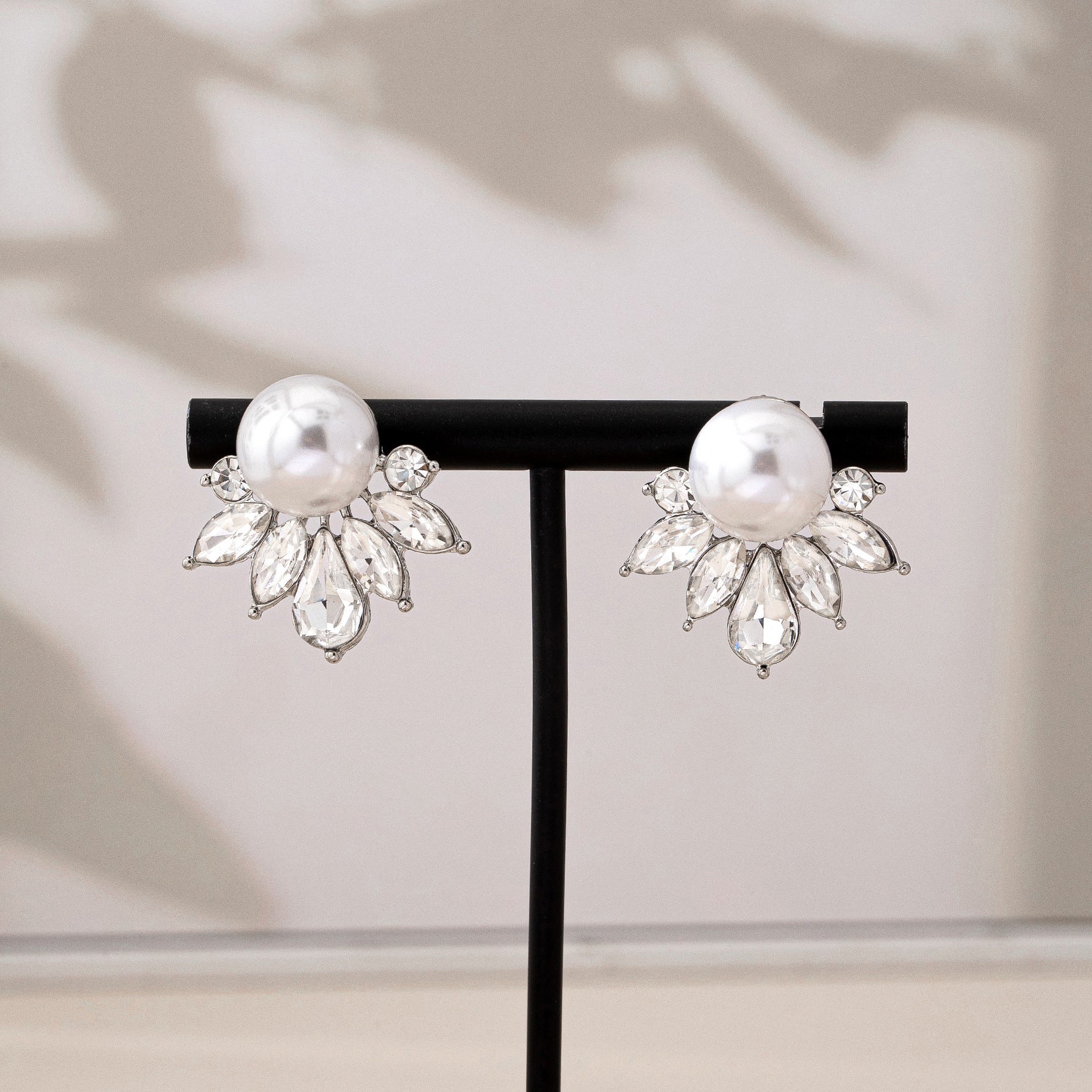 Retro Flowers Tassel Earrings For Women With Zinc Alloy Ear Pins And Artificial Pearl Inlay, Clip-On Style