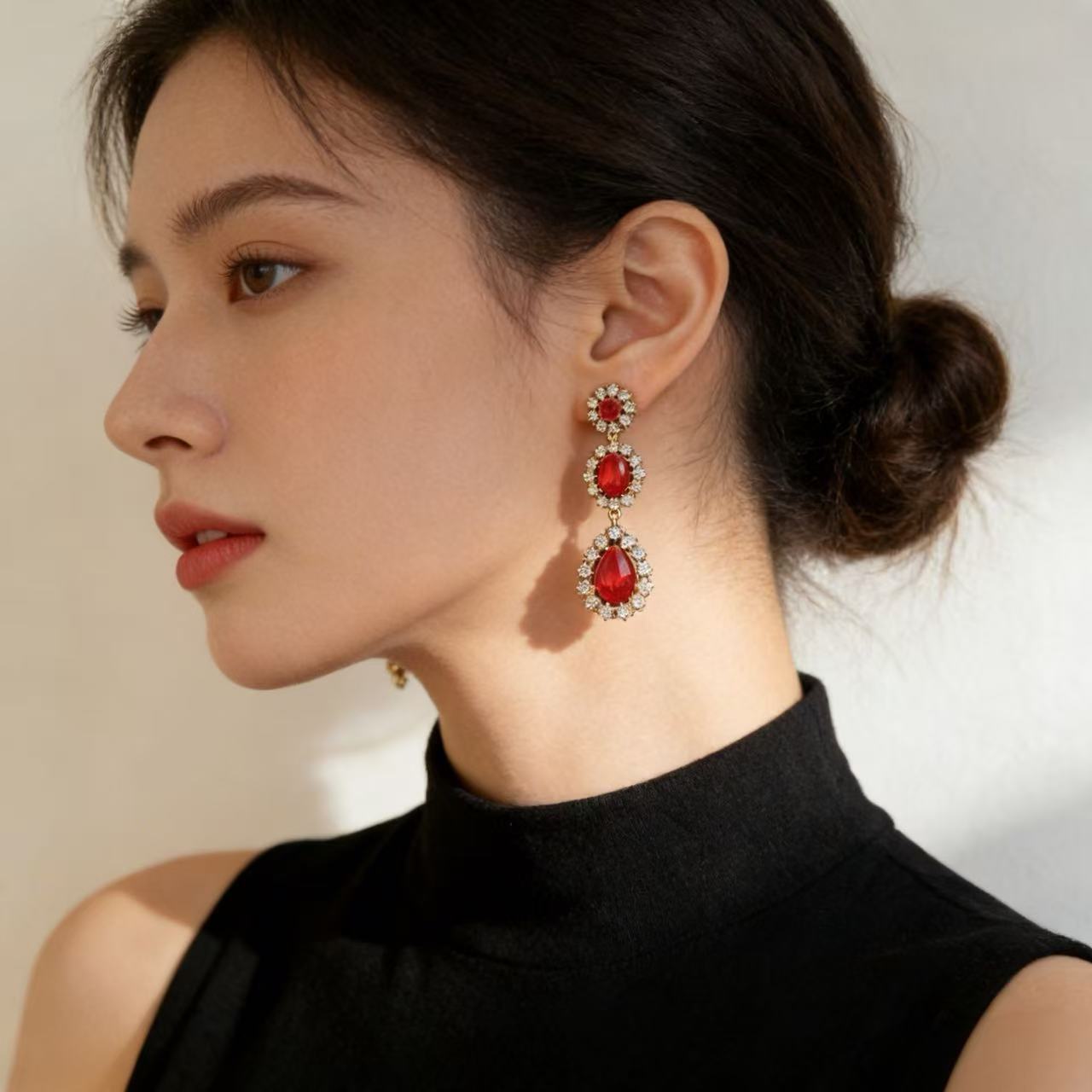 Water Droplets Stud Earrings For Unisex In Wine Red Alloy With Rhinestones Featuring 925 Sterling Silver Posts