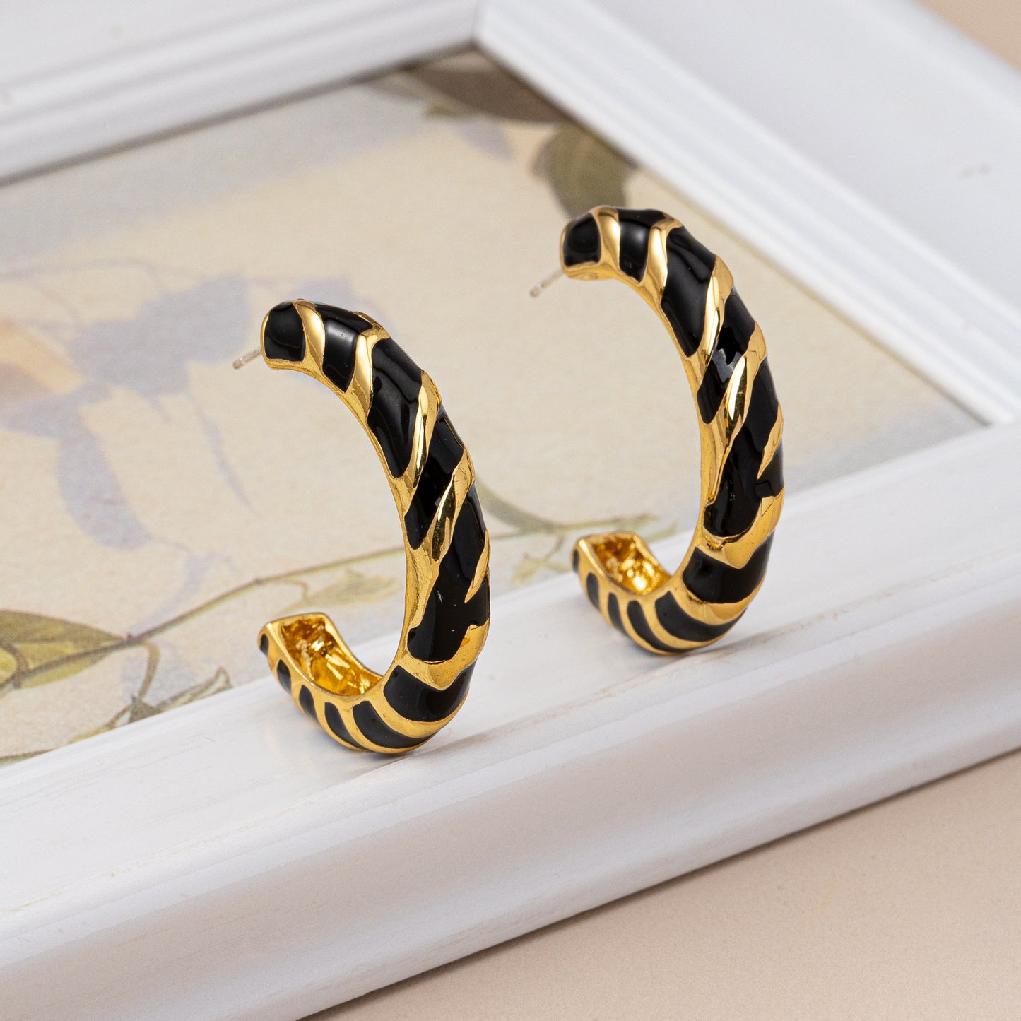 Retro Zinc Alloy Enamel Leaf Hoop Earrings In Dyed Black, Stylish Clip-On Design
