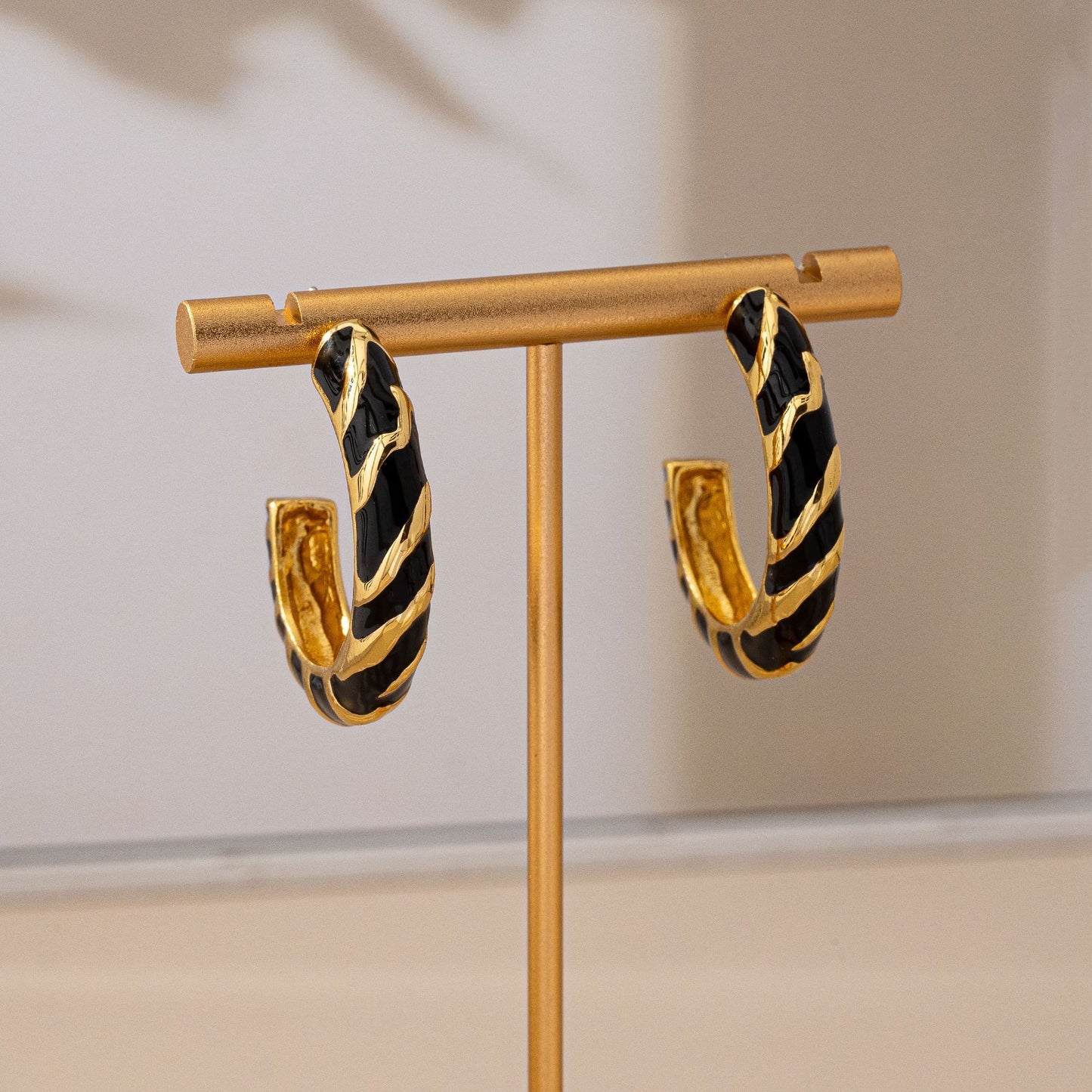 Retro Zinc Alloy Enamel Leaf Hoop Earrings In Dyed Black, Stylish Clip-On Design