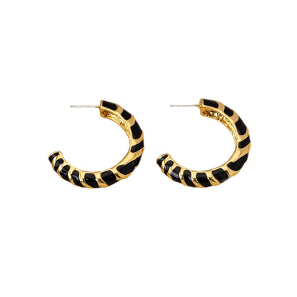 Retro Zinc Alloy Enamel Leaf Hoop Earrings In Dyed Black, Stylish Clip-On Design