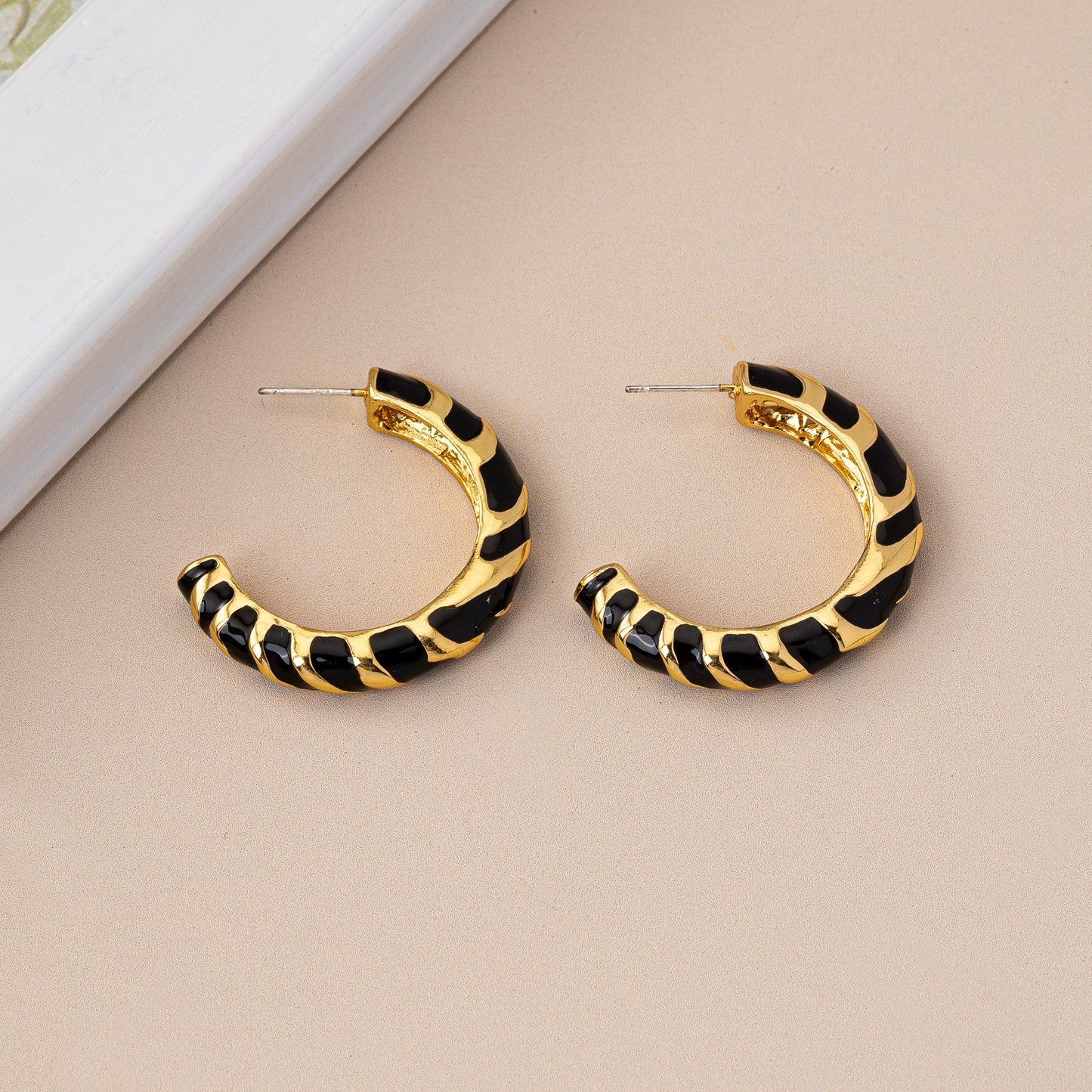Retro Zinc Alloy Enamel Leaf Hoop Earrings In Dyed Black, Stylish Clip-On Design
