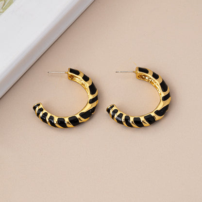 Retro Zinc Alloy Enamel Leaf Hoop Earrings In Dyed Black, Stylish Clip-On Design