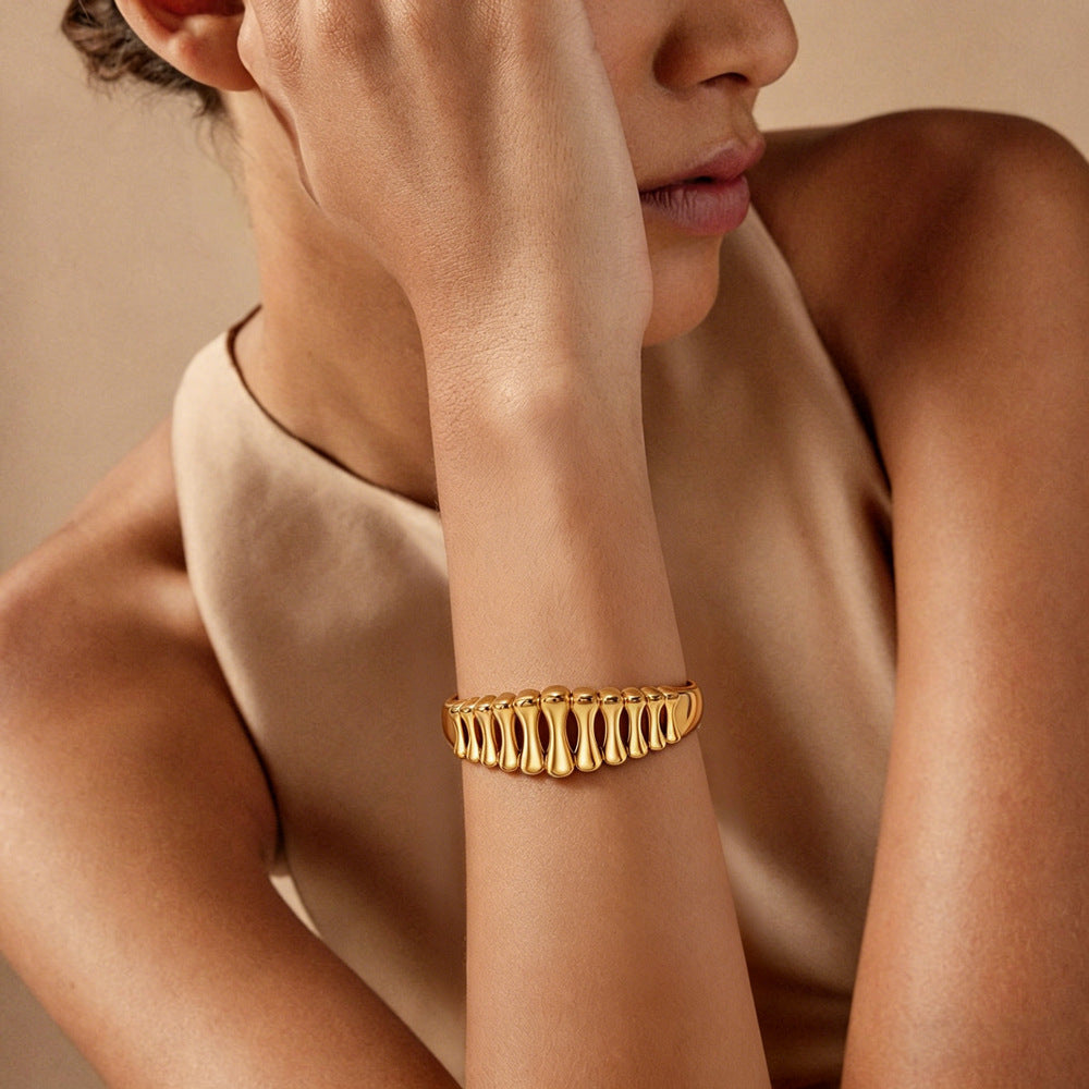 Unforgettable Simple Style Bangle In Gold Titanium Steel With Electroplated Gold Plating Process