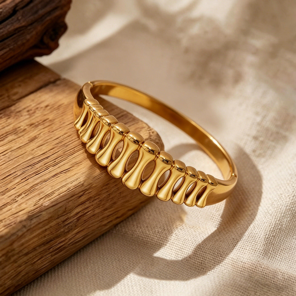 Unforgettable Simple Style Bangle In Gold Titanium Steel With Electroplated Gold Plating Process
