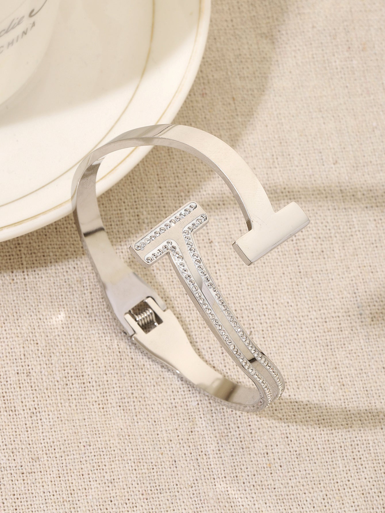Simple Style Circle Bangle For Women In Titanium Steel With 18K Real Gold Plated Electroplated Finish And Rhinestone Inlay