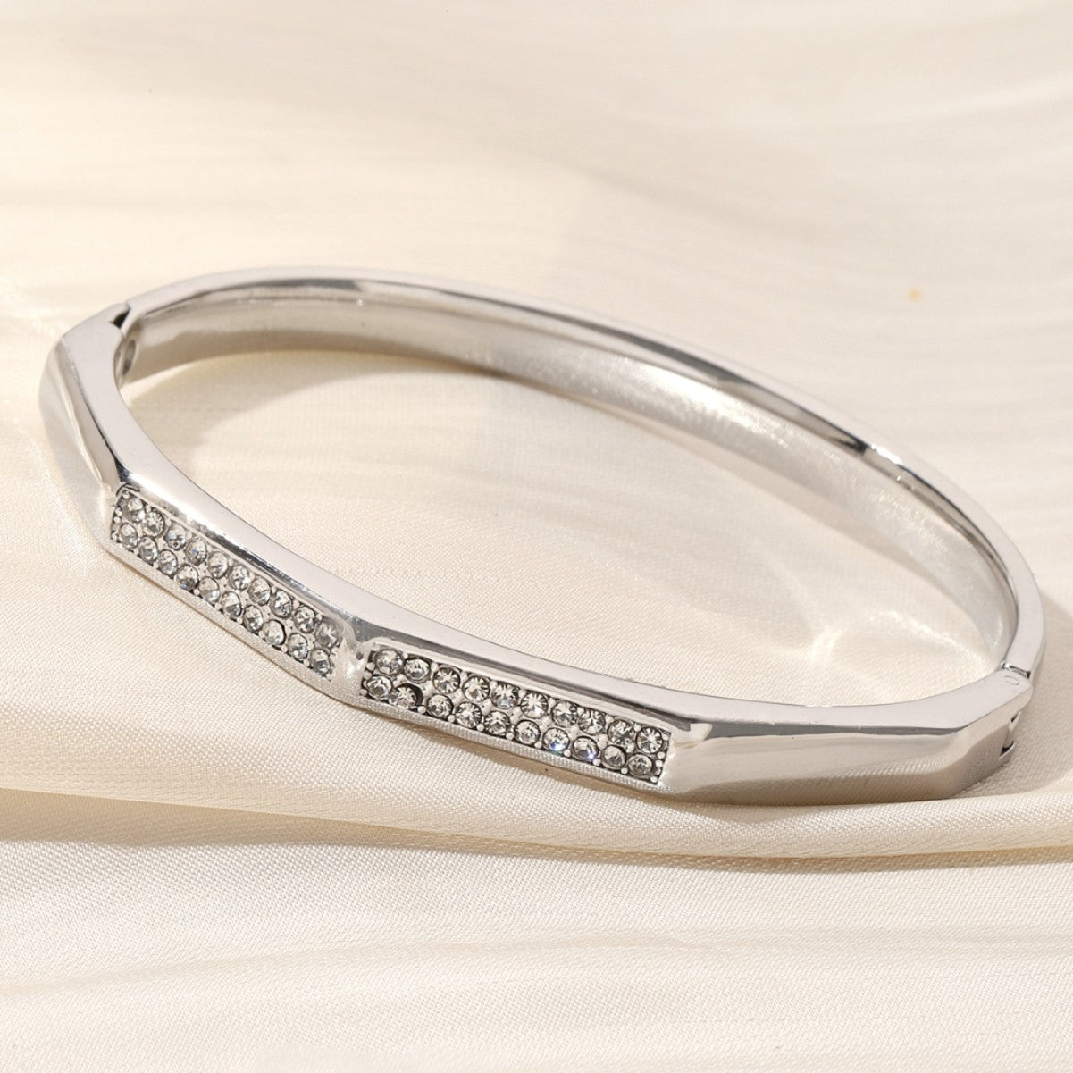 Simple Style Circle Inlay Bangle For Women In Titanium Steel With Electroplated Gold Plating And Rhinestone Inlay
