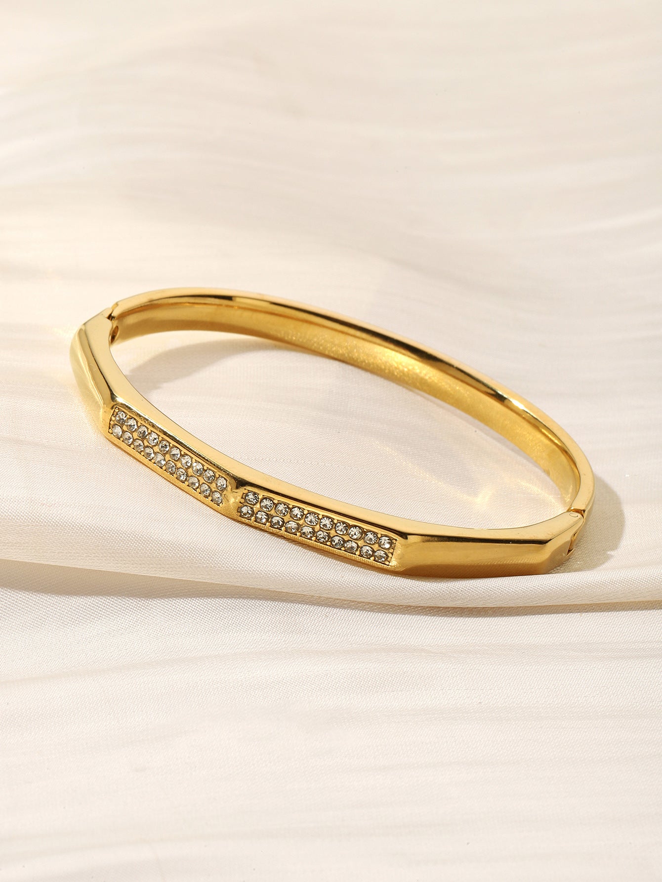 Simple Style Circle Inlay Bangle For Women In Titanium Steel With Electroplated Gold Plating And Rhinestone Inlay