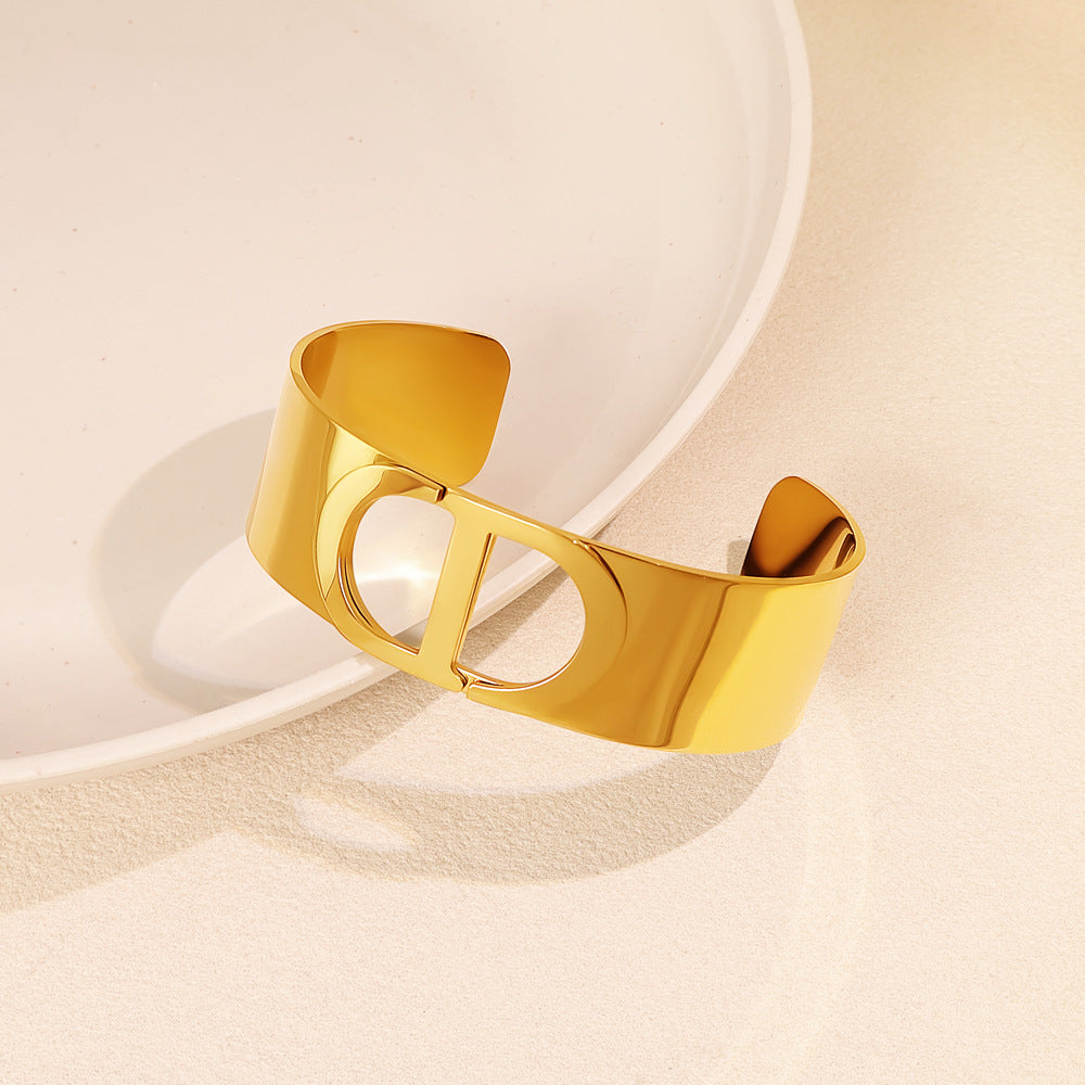 Simple Style Circle Bangle In Titanium Steel With Gold Finish