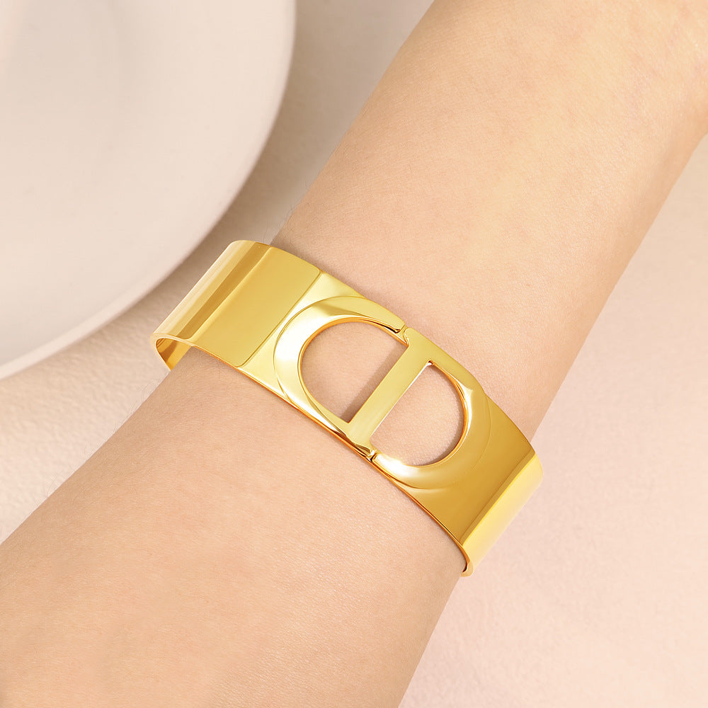 Simple Style Circle Bangle In Titanium Steel With Gold Finish