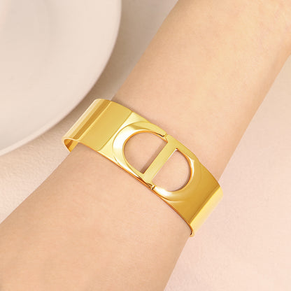 Simple Style Circle Bangle In Titanium Steel With Gold Finish